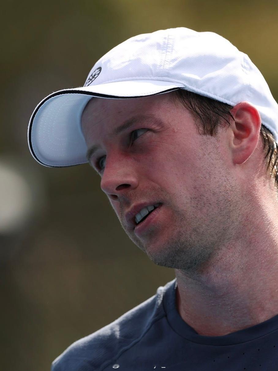 角落默默赢球表弟瓦舍罗第二次参加大满贯正赛，作为30号种子，直落三盘拿下生涯首胜