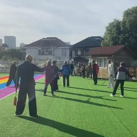 11月3日上午江苏扬州一民办幼儿园家长反映多名老人早晨在幼儿园操场舞剑一事，事件