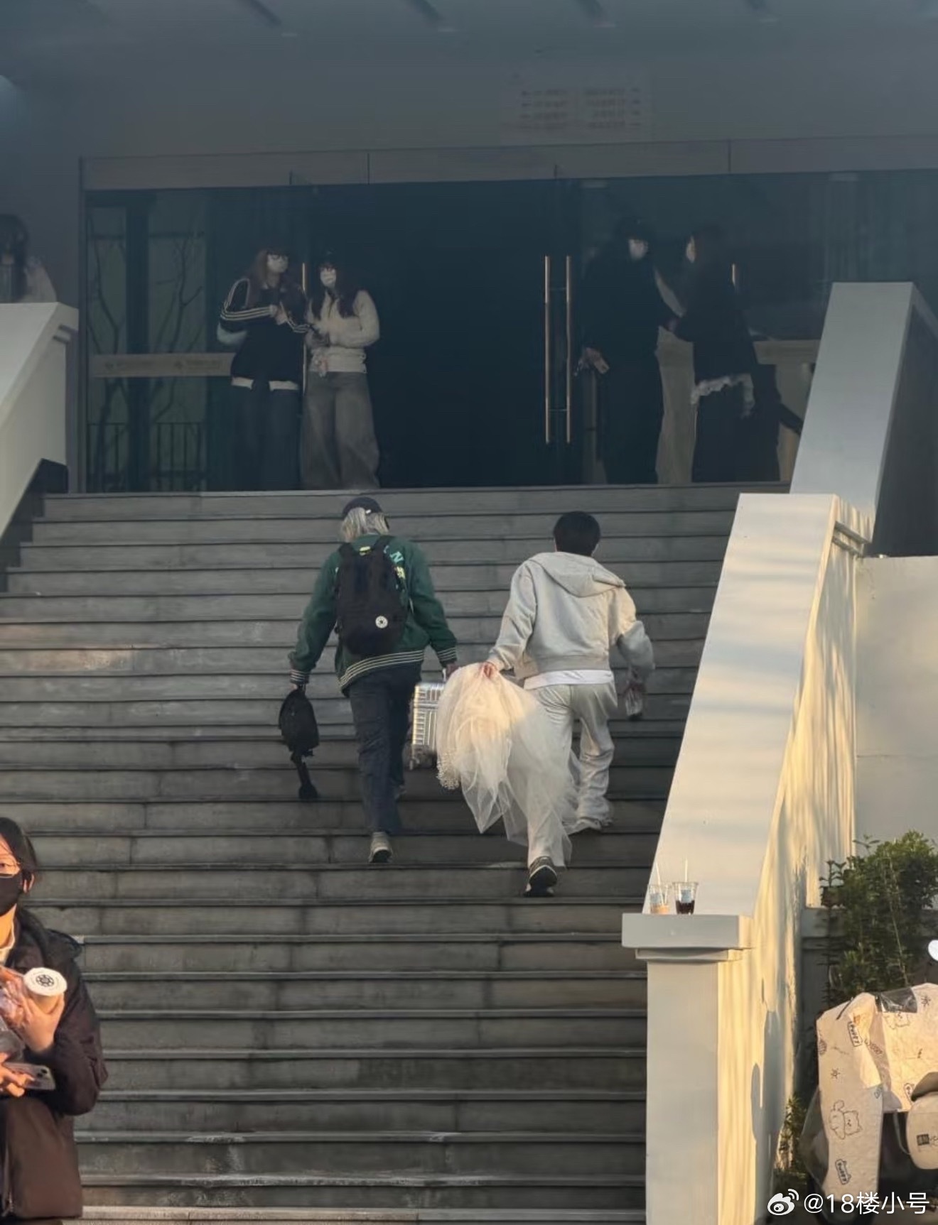 逐玉线下追剧团头纱被工作人员提上来了，今晚必定大卖特卖