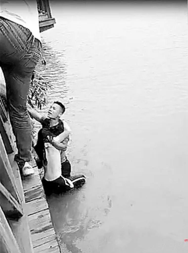 轿车坠河，退役军人跳河砸窗救人
 
10月14日下午，泰州海陵区莲花二号区附近路