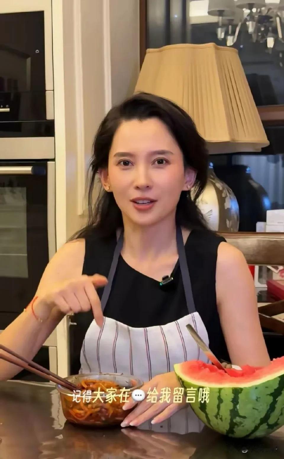 森林北吃西瓜也太豪横了吧！最近，森林北在家里分享了自己的日常下厨画面，她穿着黑色