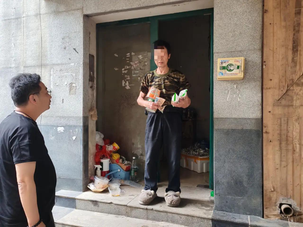 71岁拾荒老人账户里突然多了42万，他蹲在银行大厅哭了：原来这笔钱，国家替他存了