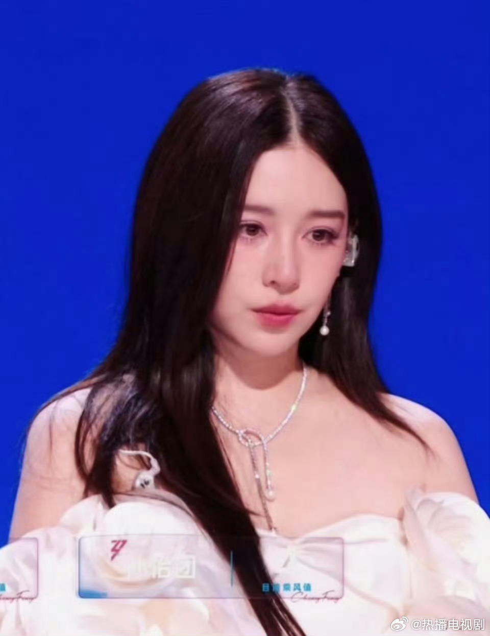 成团与否从不是这段旅程的终点。阚清子在机场捧着粉丝的乘风纪念册红了双眼，粉丝以心