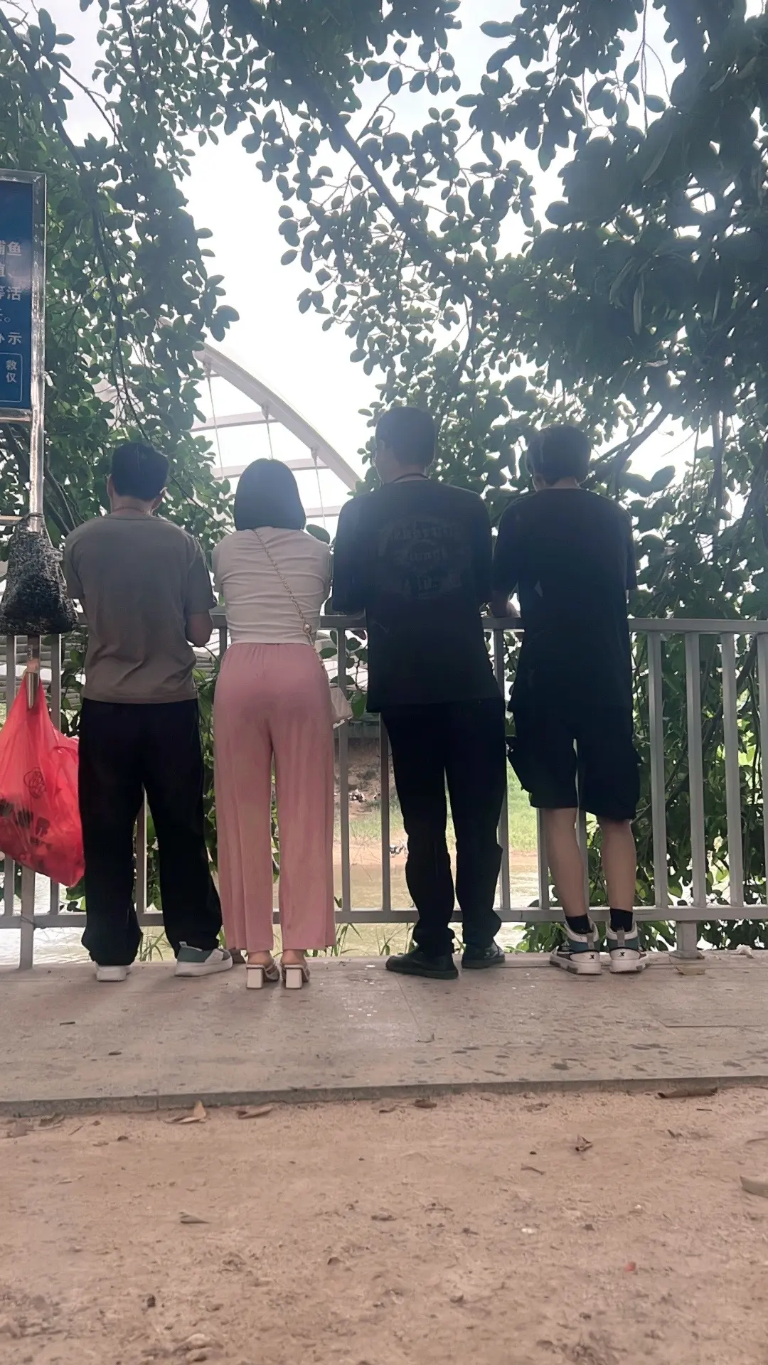 是亲哥哥，是亲妹妹，是手足，是一起住过最贵的房子，留着同样的血，是一起...