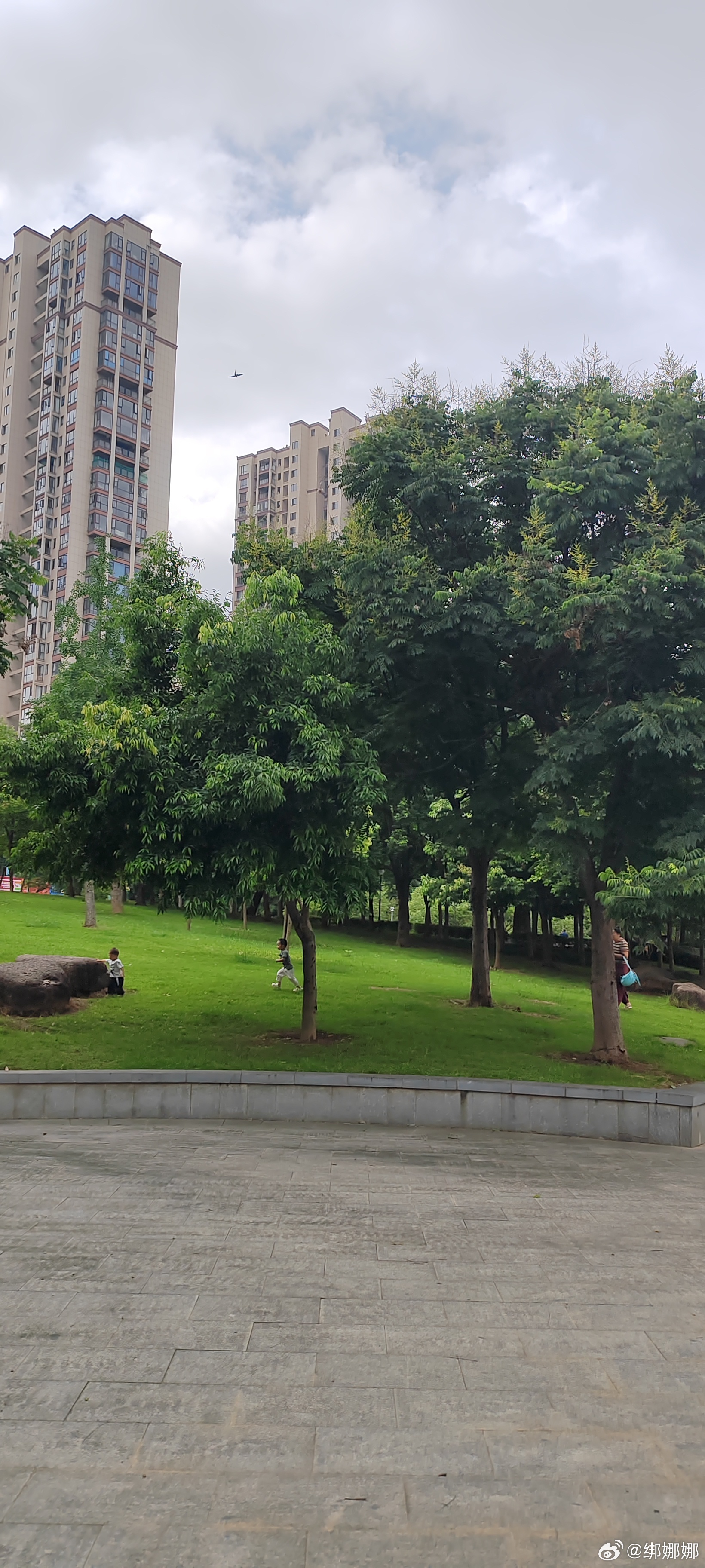 老人真的没有什么警惕心理，刚在广场遛娃，两个孩子在一起玩玩具，我和孩子奶奶在边上