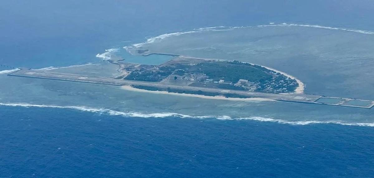 菲律宾防长特奥多罗，7月12日，非法南海仲裁十周年这天，偏偏登上了中国的中业岛。