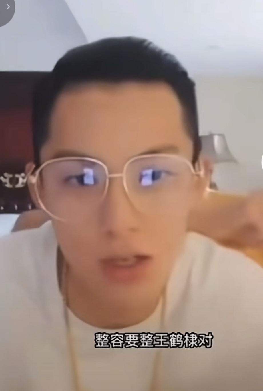 王鹤棣早年网上的样子，完全就是一个精神小伙。因为他的行为举止真的没有一点文化可言