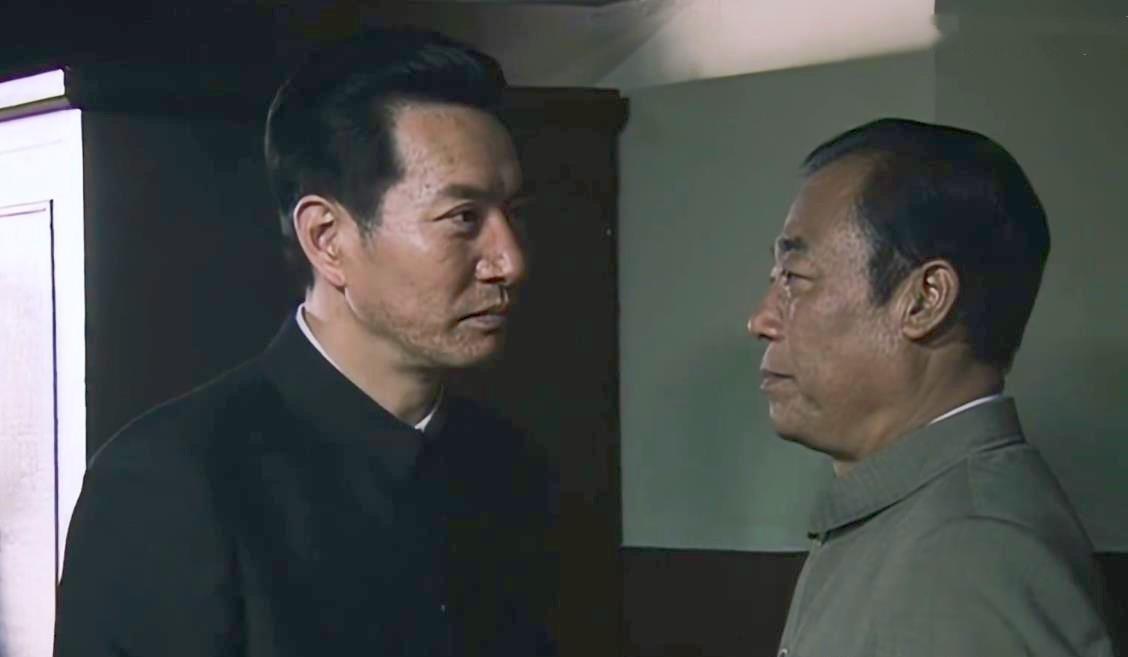 戴笠安排沈醉和吴敬中持枪赴宴，十六年后客人在北京重逢时主动向沈醉伸手相握
194