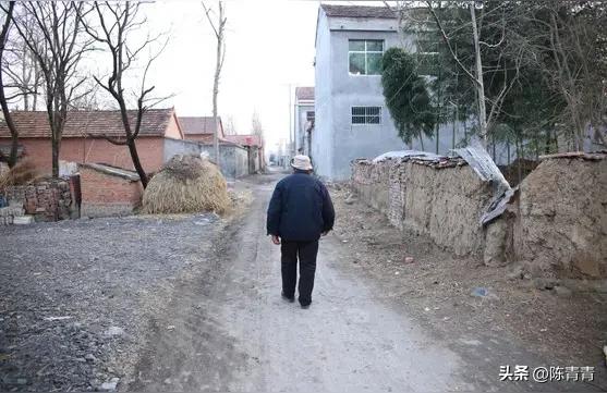 一辈子没有享过福的孤寡老人去世，没有亲人披麻带孝、没有哀乐伴奏，没有人生最后的散