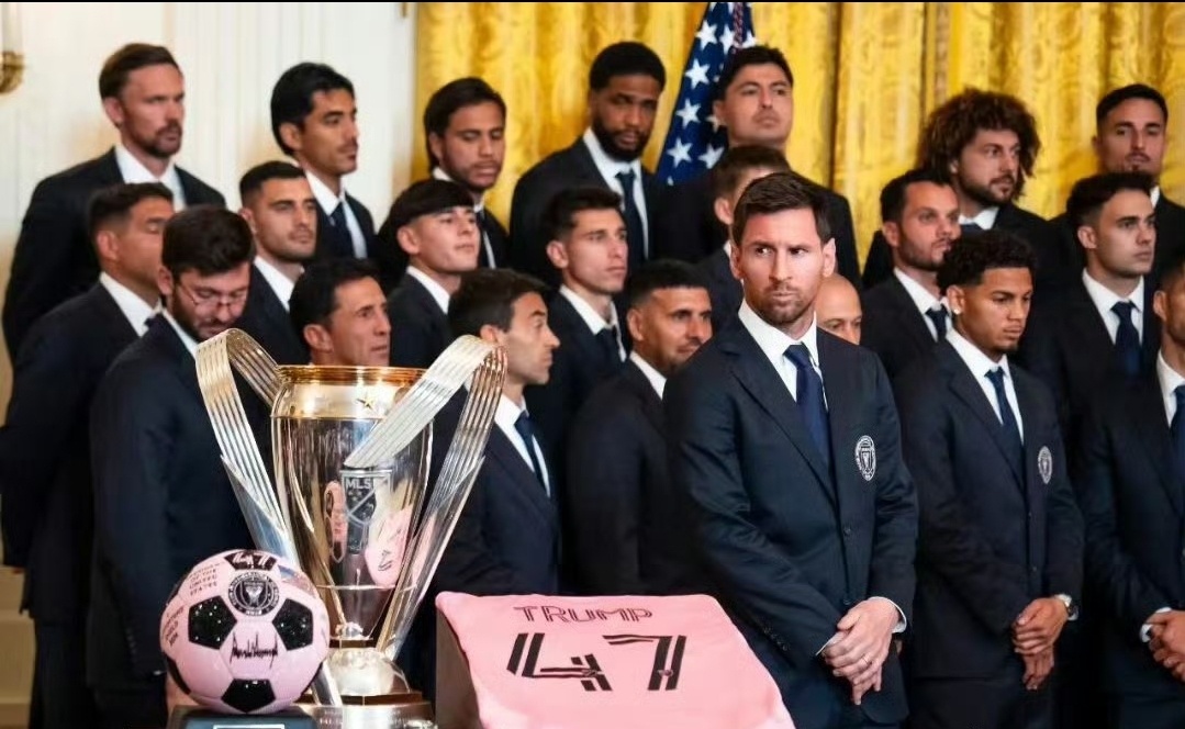 当热爱撞上枪口：伊朗儿童烧球衣，烧的是绝望不是梅西伊朗街头的球衣火光，刺痛了每一