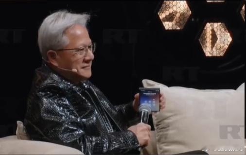 没错，老黄用的也是三星Galaxy Z Fold8~阔折叠就是好用哈[流鼻血] 
