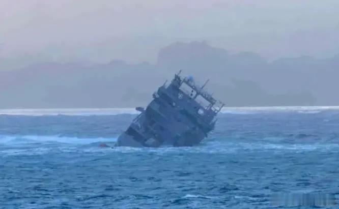 除了我们，其他国家的海军都在走下坡路。号称拥有蓝星最强海军的美国，前两年烧了一艘