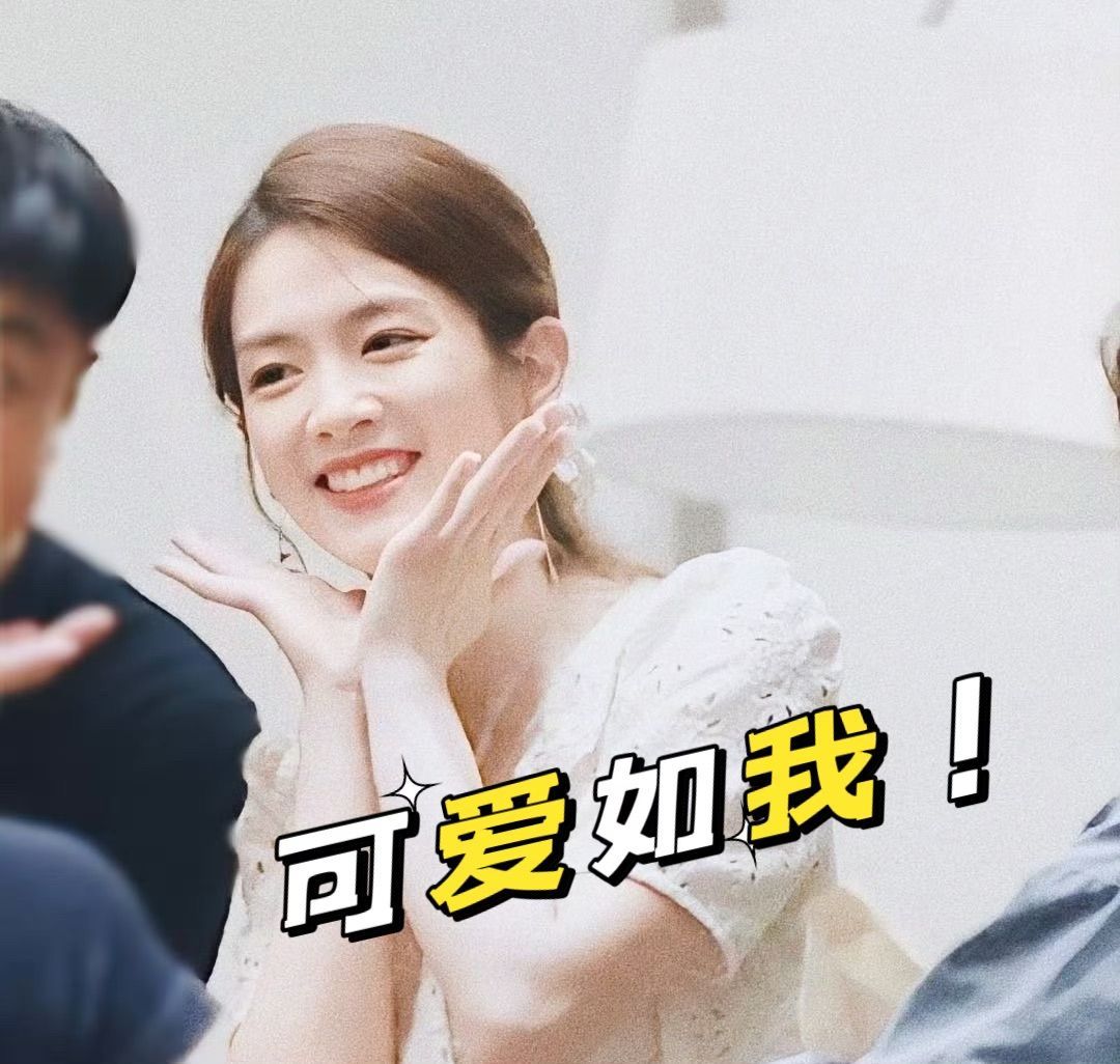 陈昊宇身着白色羽毛裙，尽显优雅美丽，迷人风采，跟白色系好搭啊，真的是美神啊，漂亮