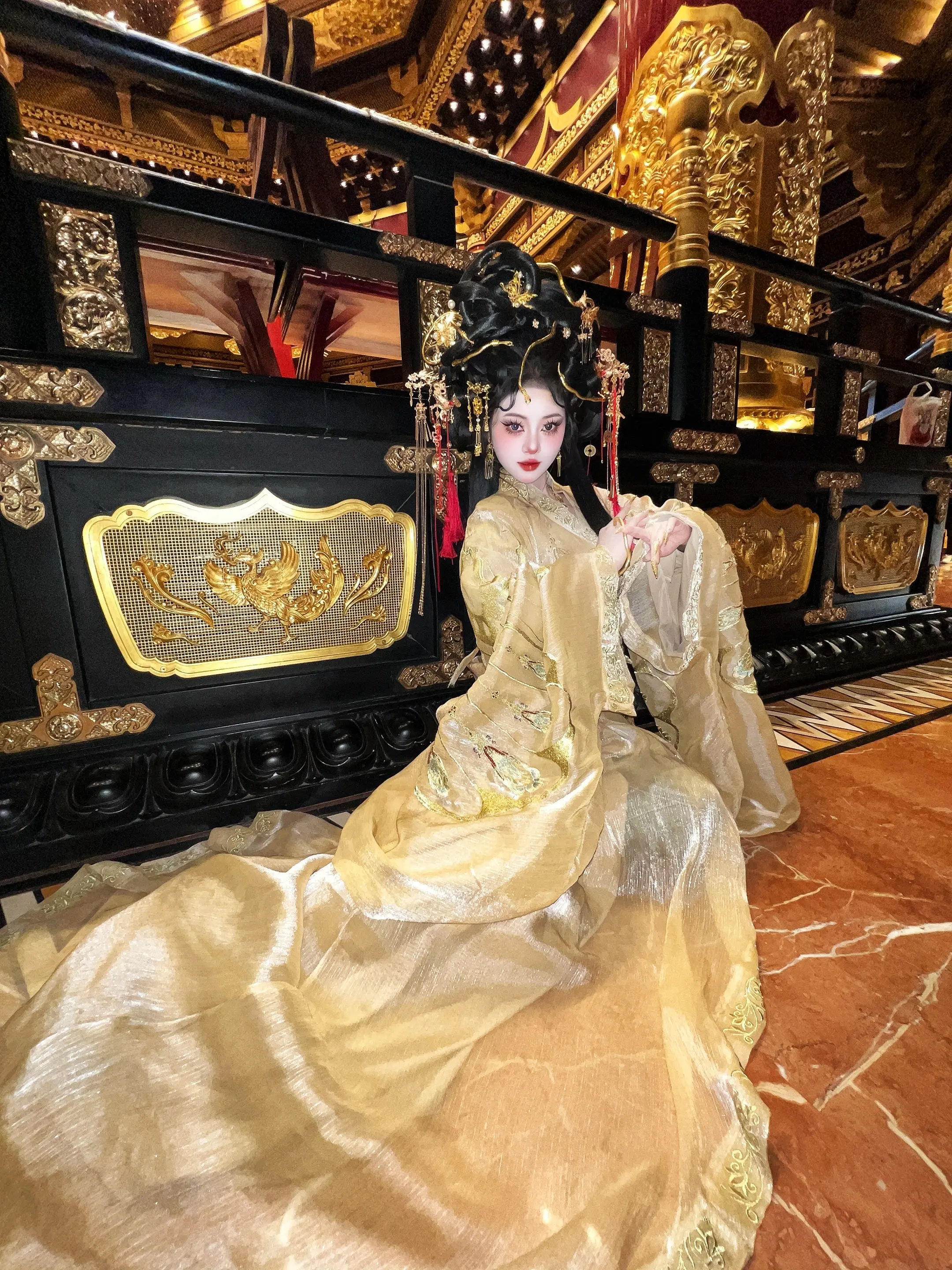 “金蛇报福”