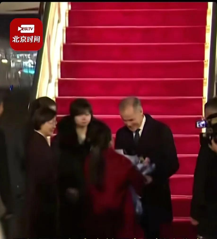 全世界的人都在羡慕加拿大总理卡尼，下飞机时，第一时间就送上了鲜花，我们的军人整装