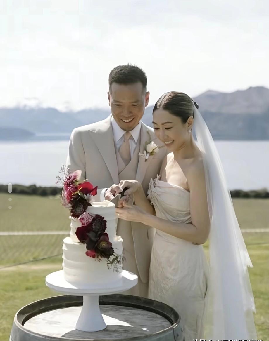 她43岁拿视后，他43岁救人心。
注册那天，只有30个人，她闺蜜当监礼人，他亲手