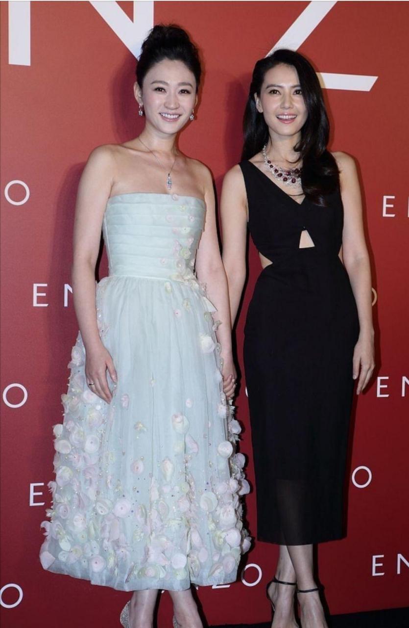 李小冉虽然白的发光，素来有“合影杀手”的称号。但是遇到真正的国民级大美女高圆圆，