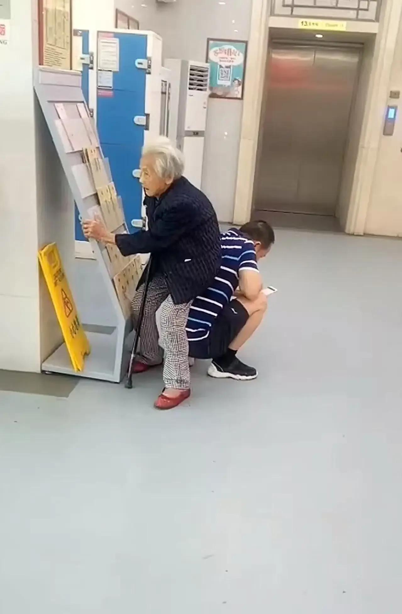 养这样的儿子才是儿子！”老人去医院病，走廊凳子没有空位，儿子二话不说，用背给老母