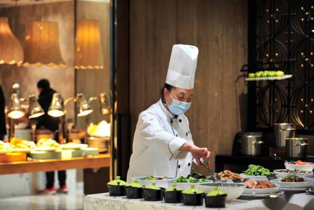 昨天，饭馆打烊后，厨师王姐提着1箱白酒正准备出门回家，被老板拦住质问：“餐厅的白