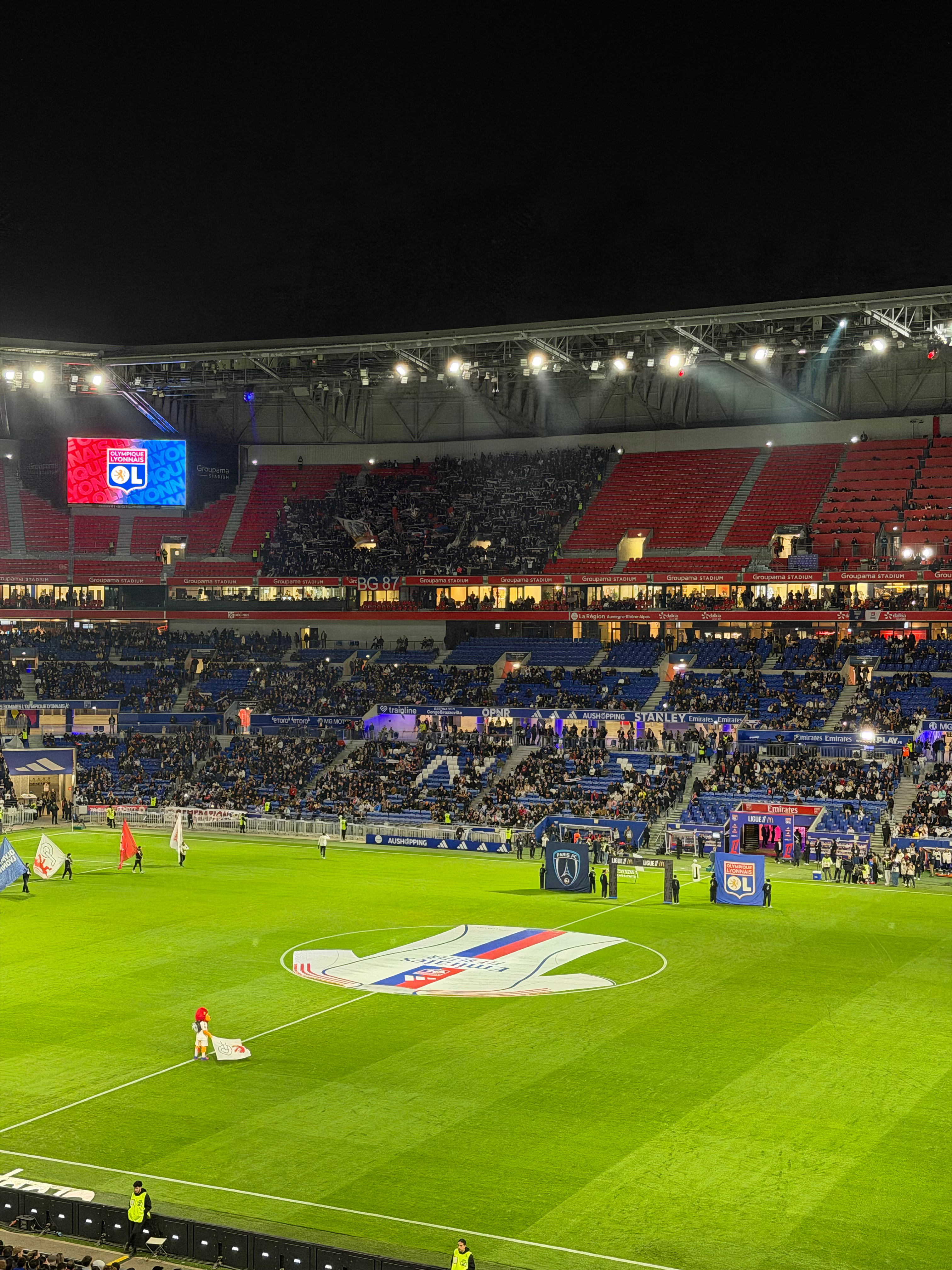 在安盟体育场Groupama Stadium观看了里昂vs巴黎FC的比赛。恩德里