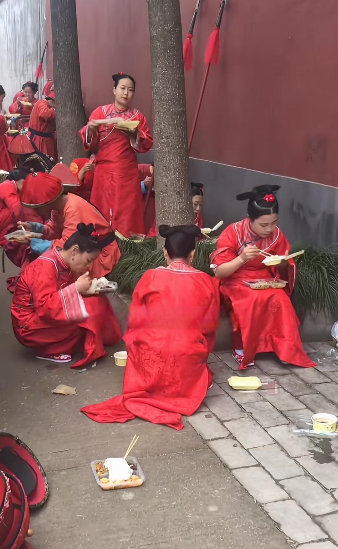 当看到董子健说自己最近很空，希望导演们给机会时，这就说明，现在娱乐圈的失业率可能