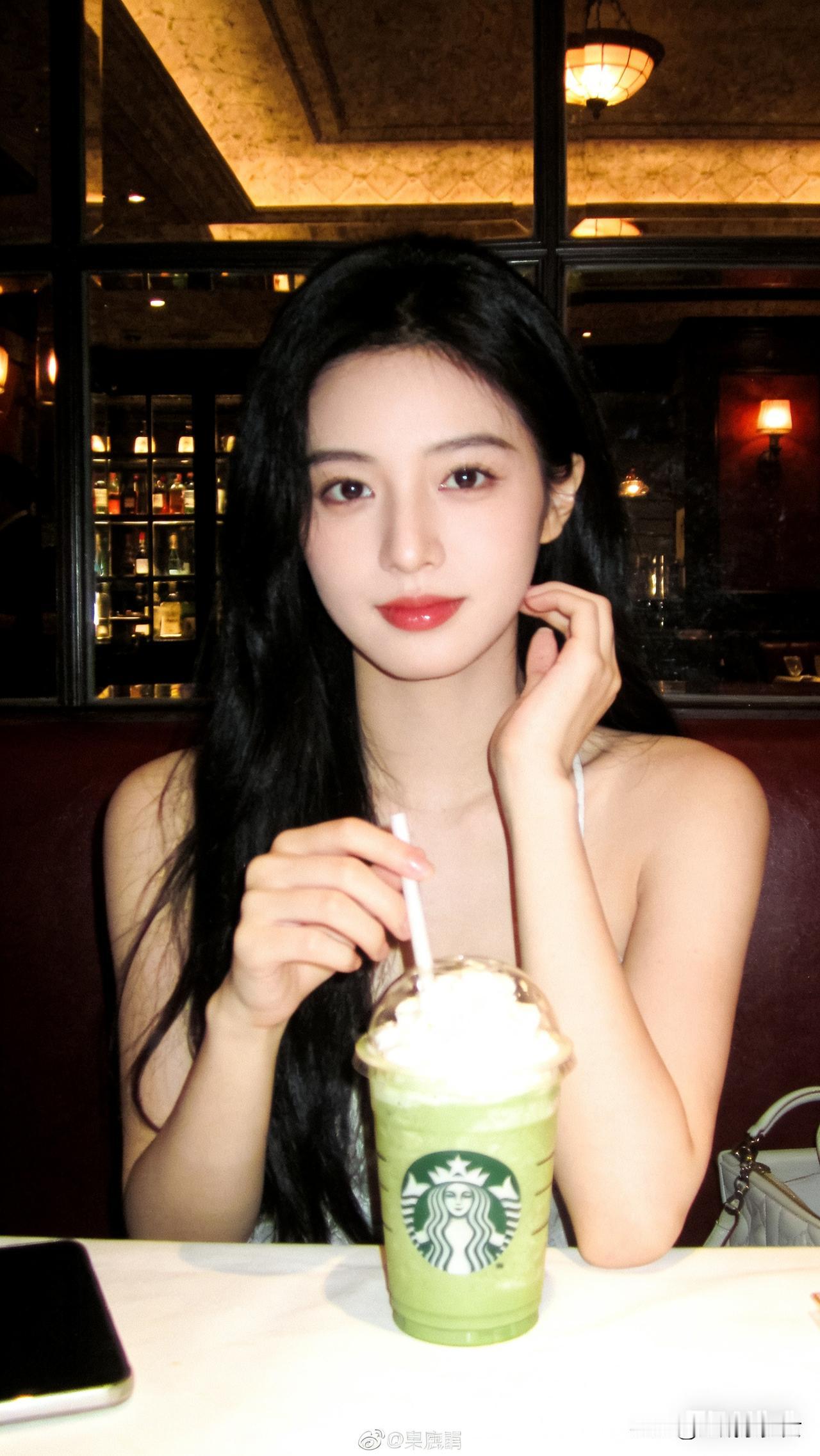  黑长直与抹茶绿的邂逅，是复古餐厅里的温柔瞬间