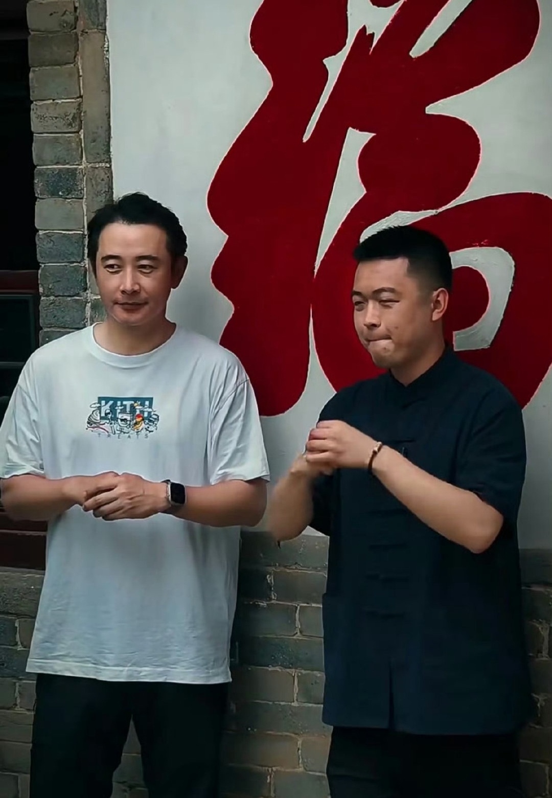 演员罗晋现身大孤山祈福，整个人看上去状态还不错，笑得很开心。唯一闹不明白的是，为
