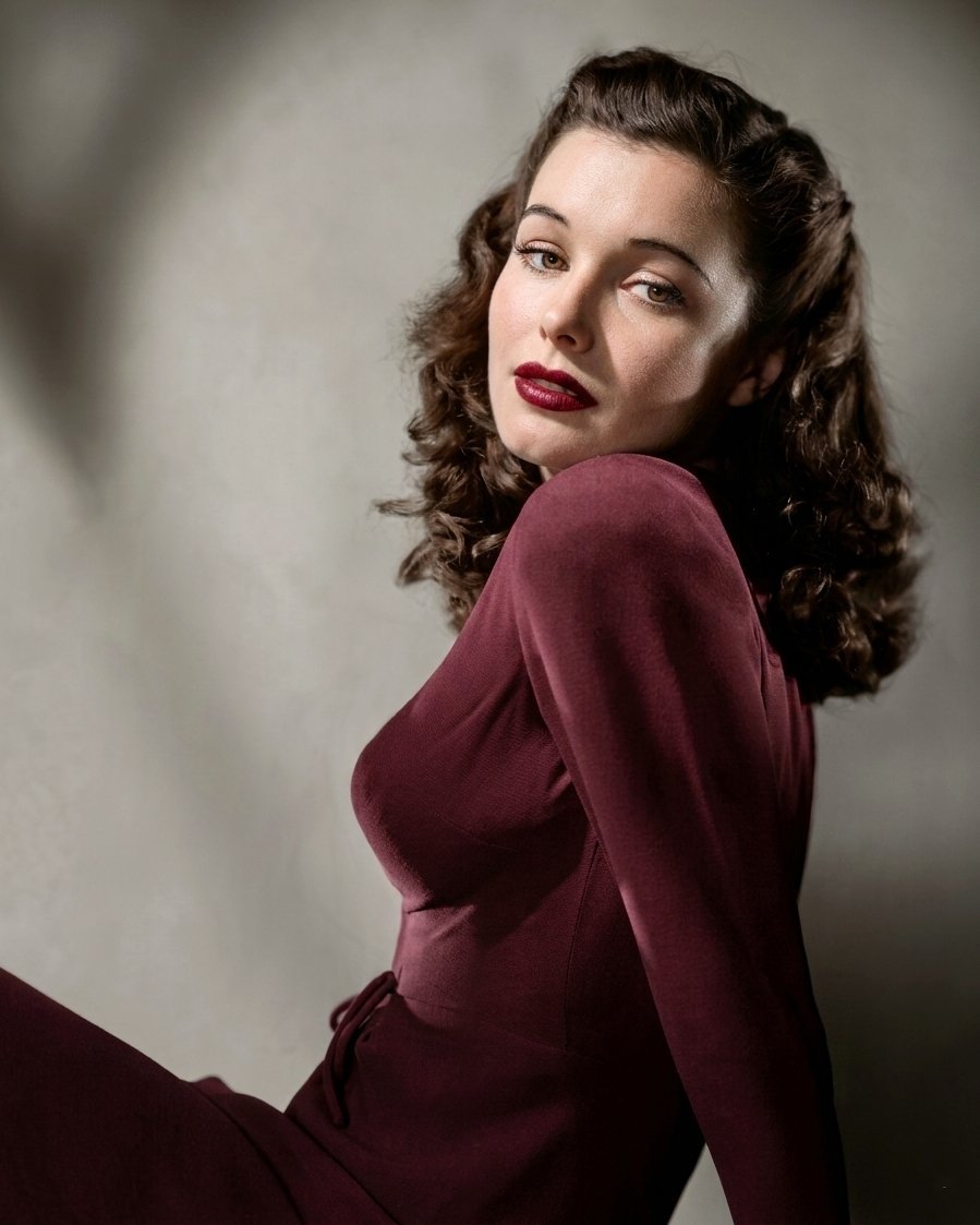 Lois Collier 