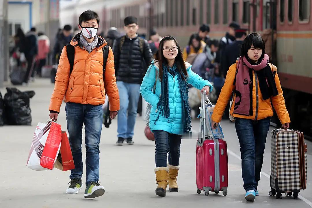 昨天回了趟老家，整体感觉人不多，回去路上G35和G3路上车都不太多，回到家人更少