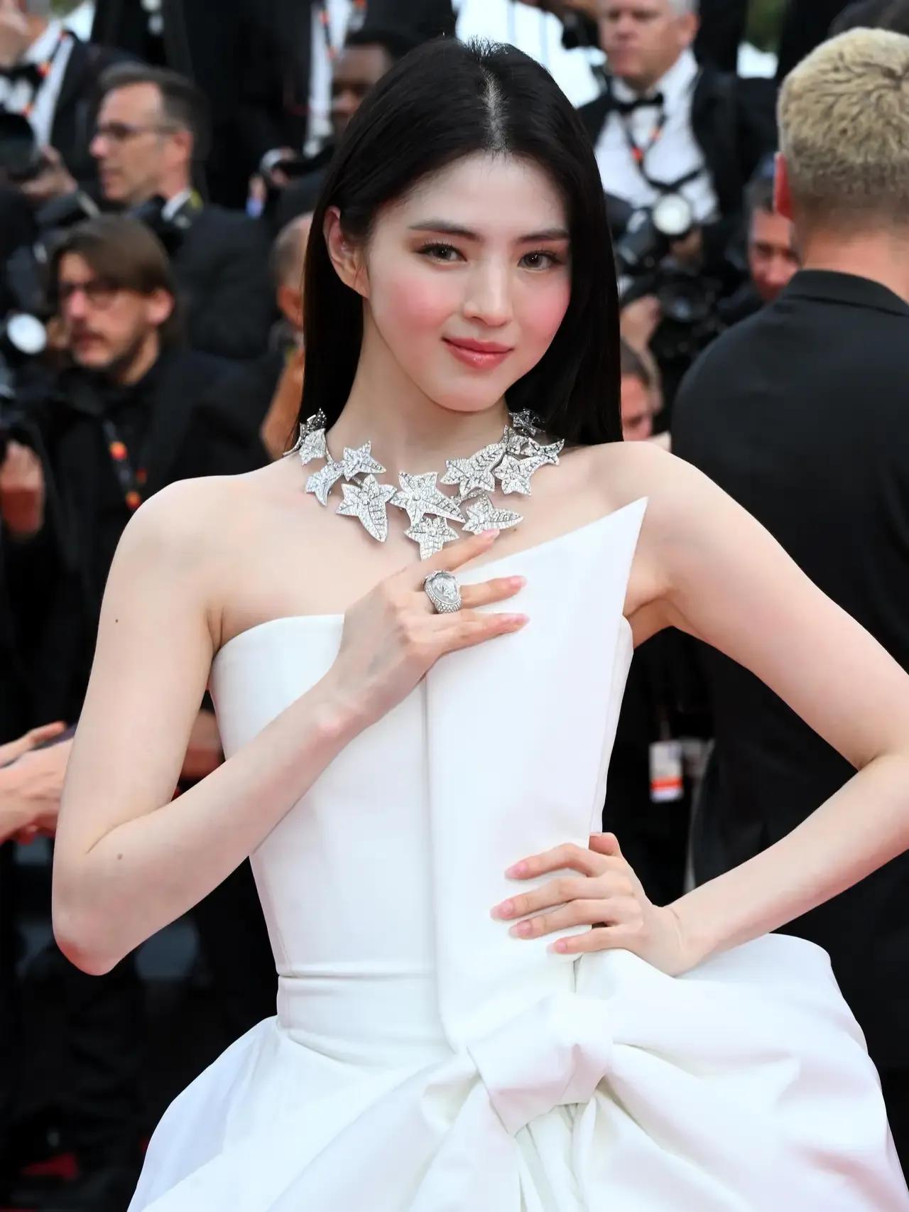 恕我眼拙，这位女星应该是削骨了，很多女星为什么把脸削成这样呢？搞不懂，好看不？
