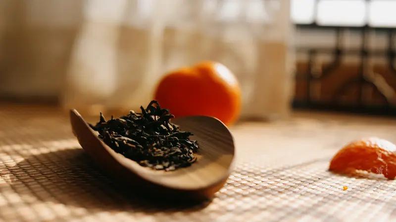 上联：烹茶细品诗中趣；
下联：把酒闲观画里春。