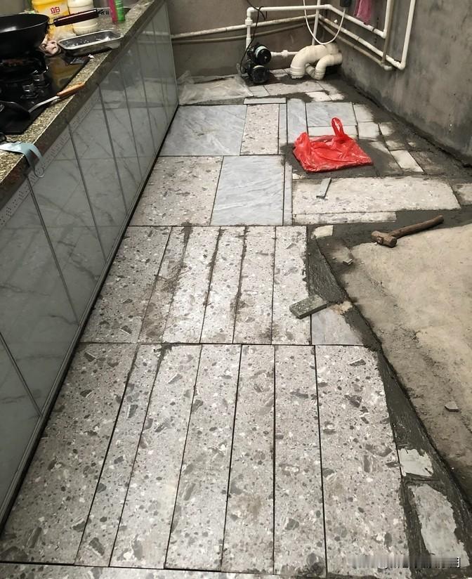家里的厨房终于贴好砖了，师傅说这活儿挺费劲的，要按照十个平方来算钱，开口就要三百