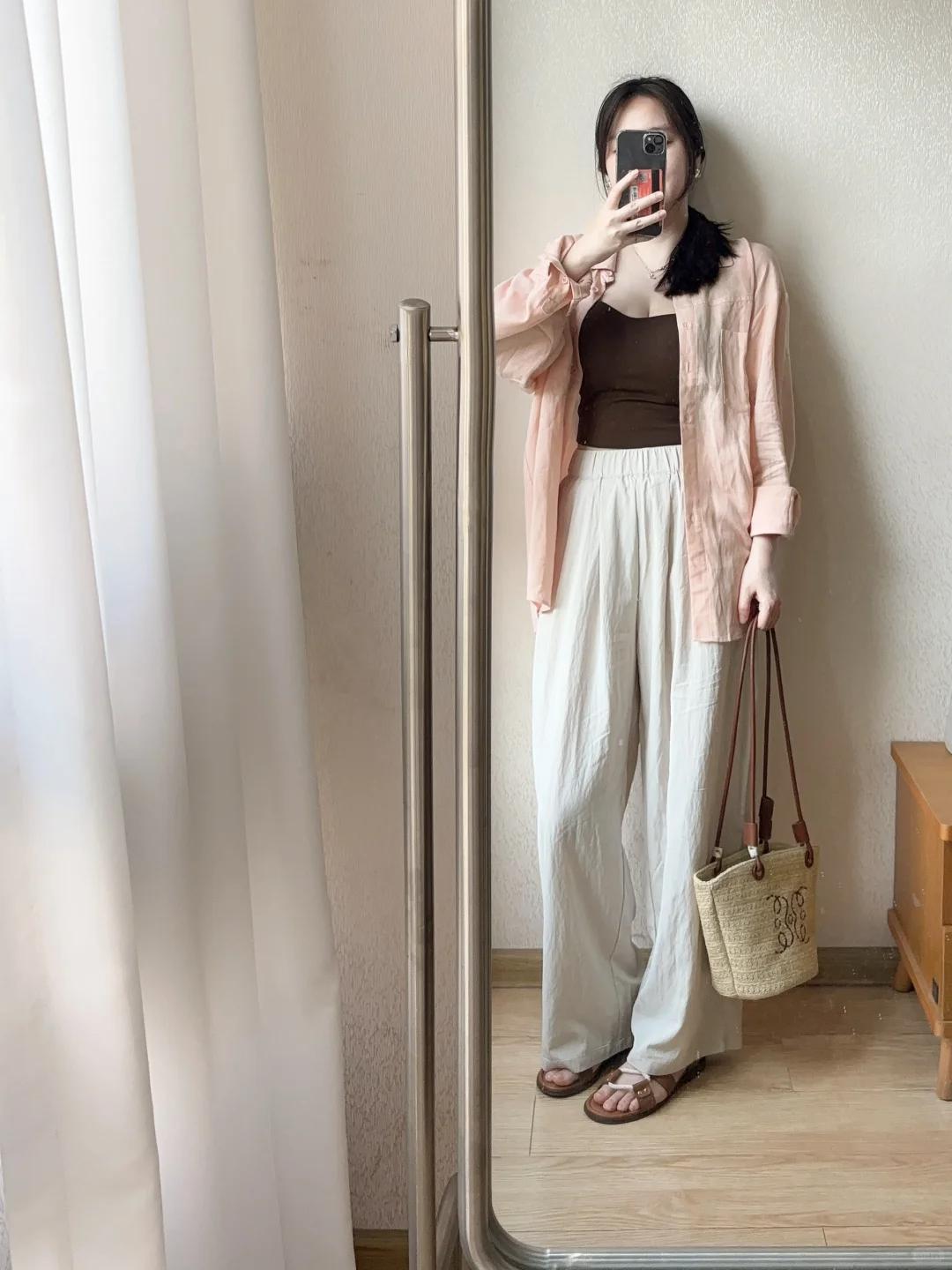 #夏日生活打卡季#微胖女生的夏日轻盈秘籍来啦！🌸
裸粉色宽松衬衫，温柔包裹每一