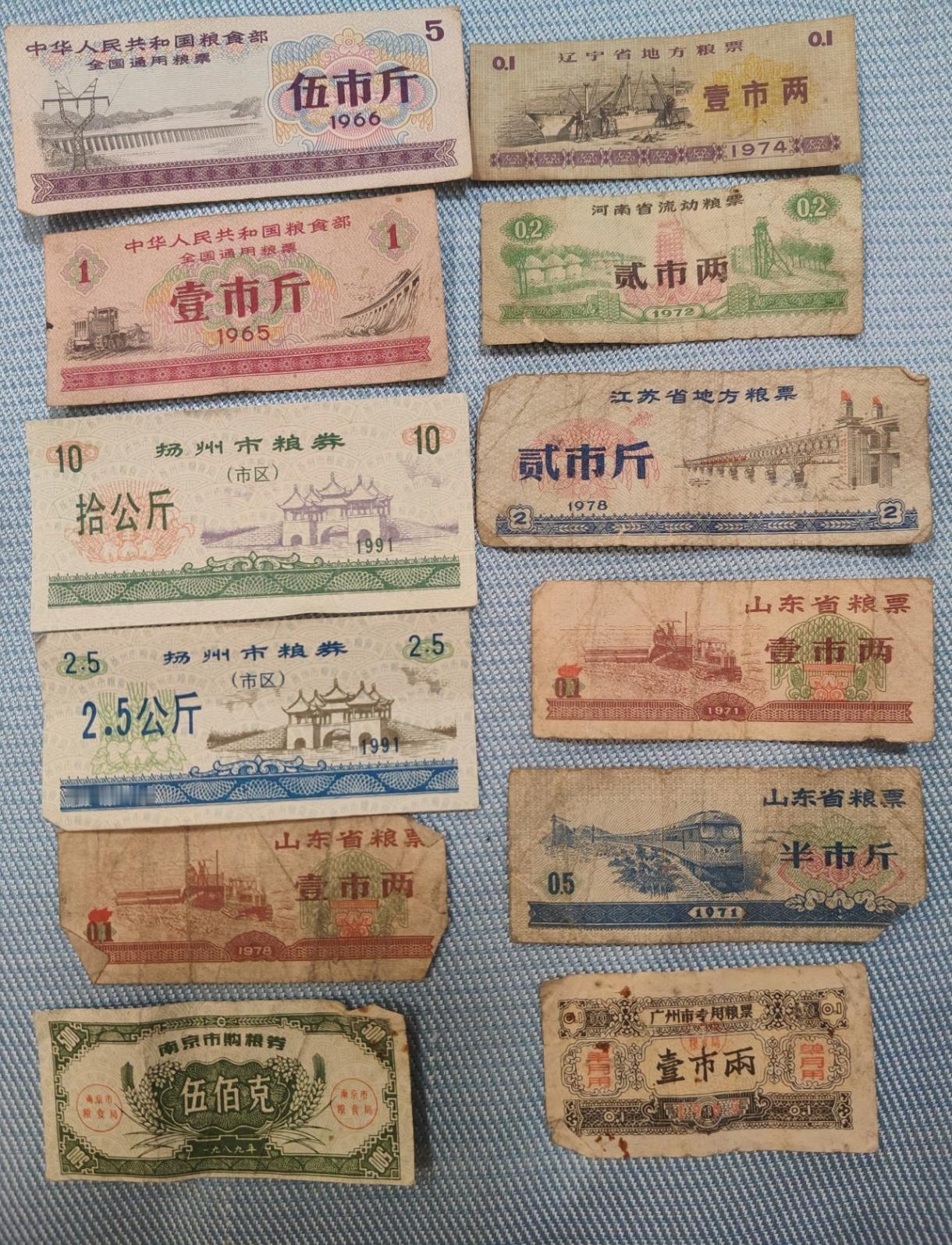农民把家里最饱满的粮食，晒干，再一簸箕一簸箕的过筛，收拾的干干净净的，赶着骡子车