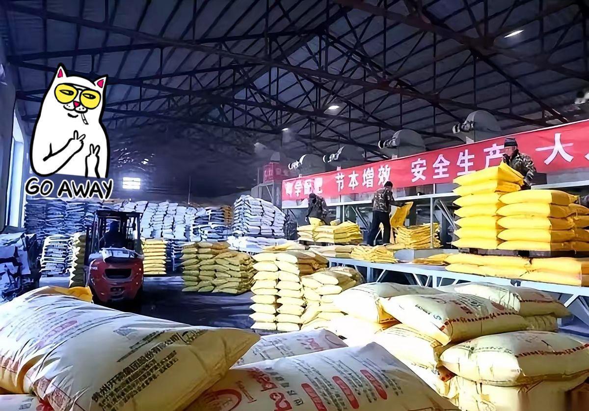 一吨尿素，国际市场报价5200块，印度拿着钱都抢不到。
扭过头，中国这边农资店门