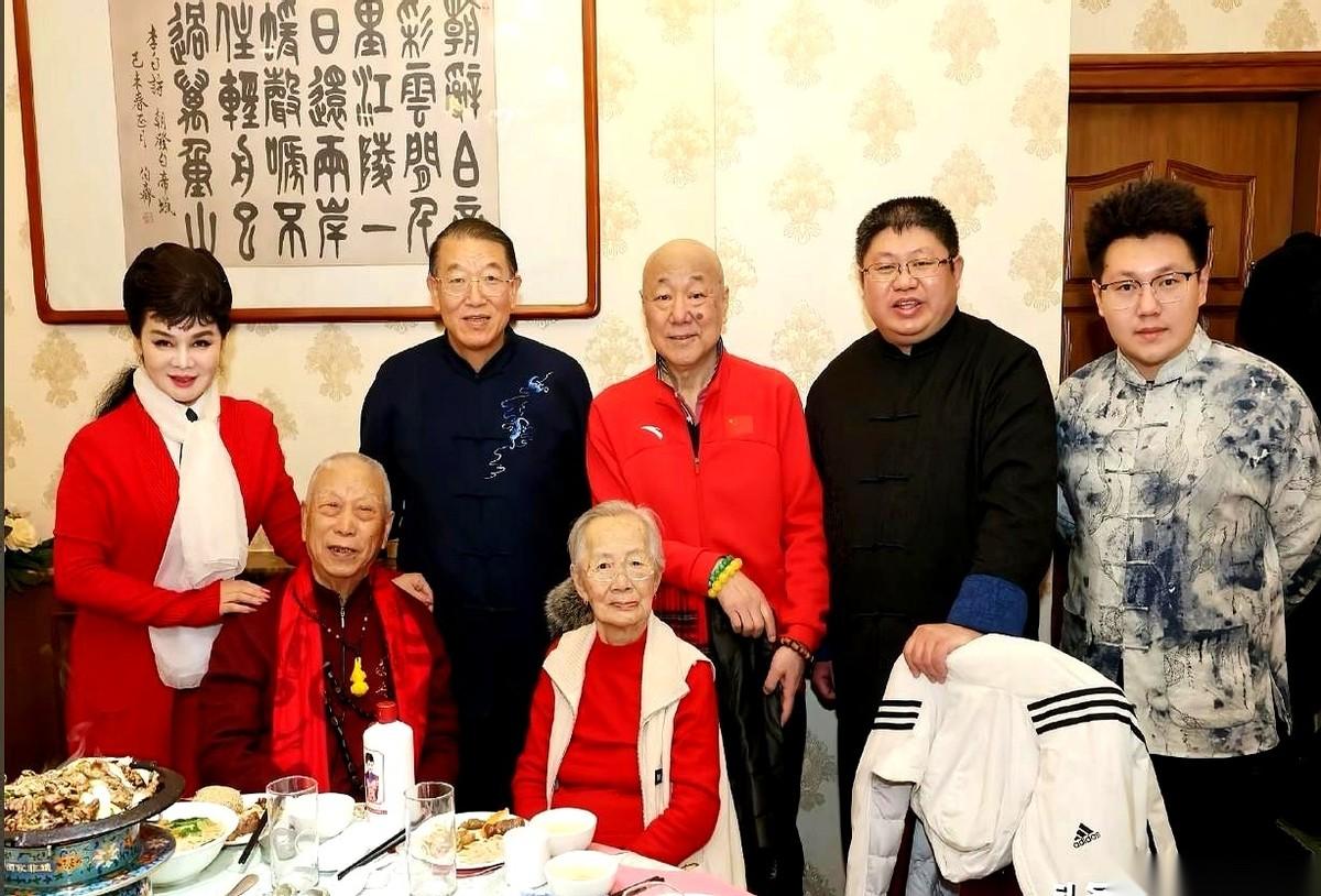 刷到贾冀光老先生88大寿那张照片，我愣了半天。
不是因为那八层大蛋糕，也不是因为