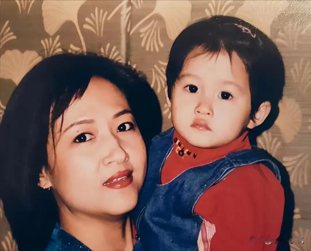 【明星老照片】图中的两人是一对母女。如今小姑娘已长大，还成了家喻户晓的大明星，认