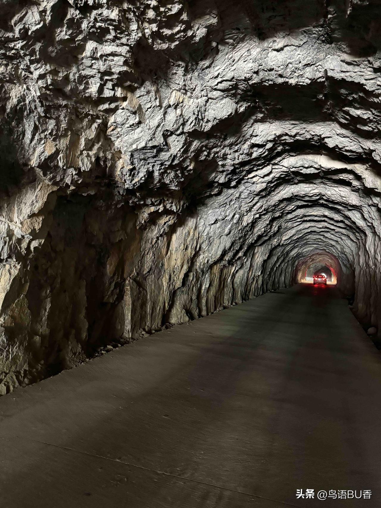 一支看上去纪律严明的伊朗革命卫队，其高级将领仅仅跪着听命于说一不二的“皇帝”（教