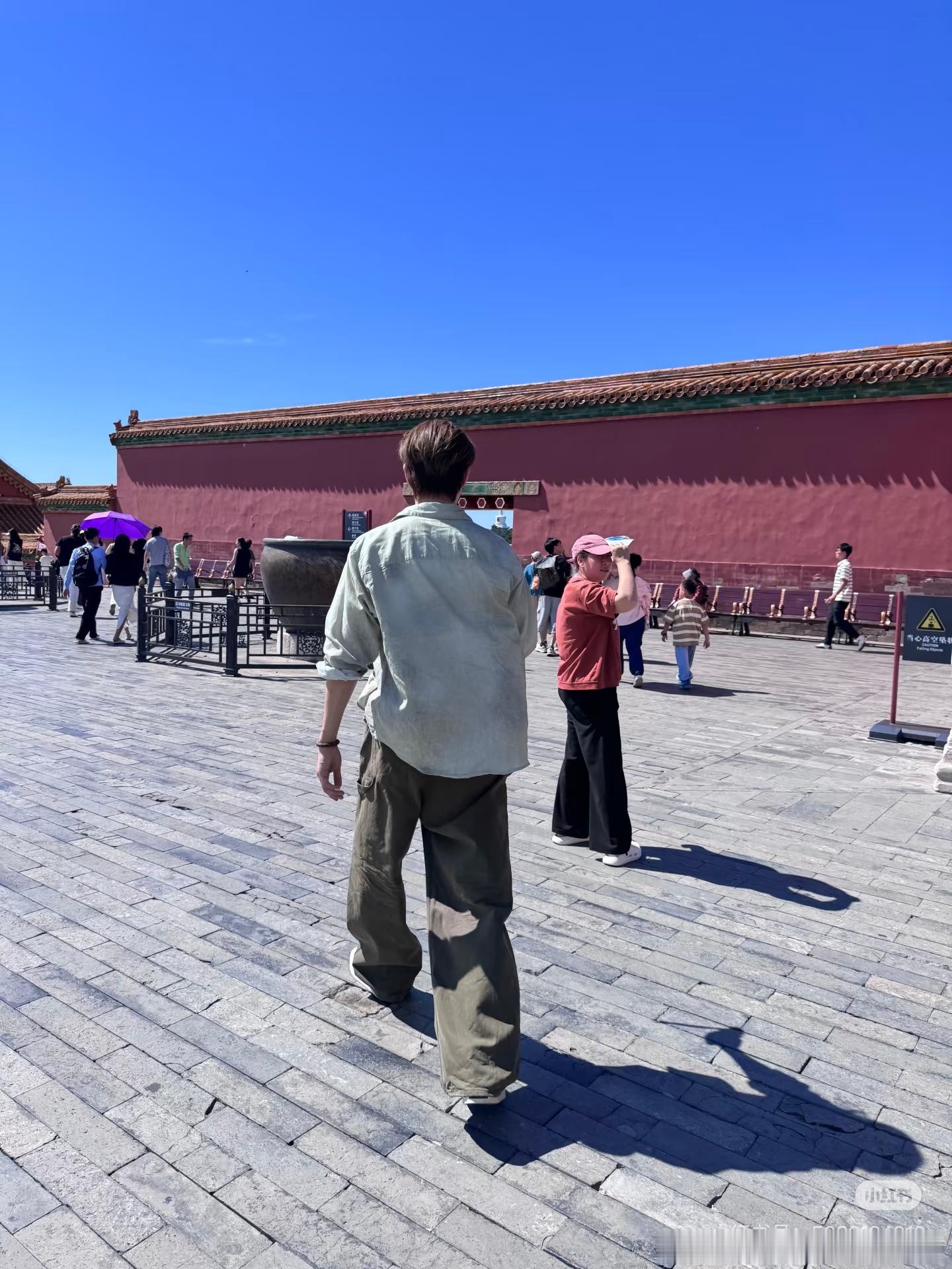 许凯  你小汁 偷偷跑出去玩了 想看自拍和vlog