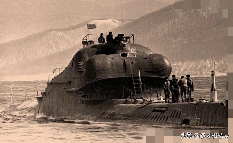 苏联665级潜艇出现的背景是尽管当时苏联已经有了核武器，但却缺乏把那些核武器投掷