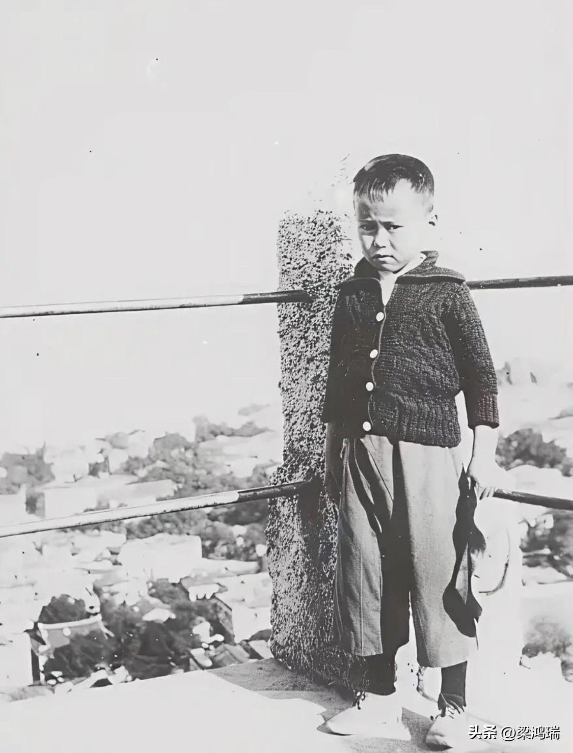 这张照片是物理学家杨振宁7岁时（1929年夏），在厦门鼓浪屿日光岩留下的一张珍贵