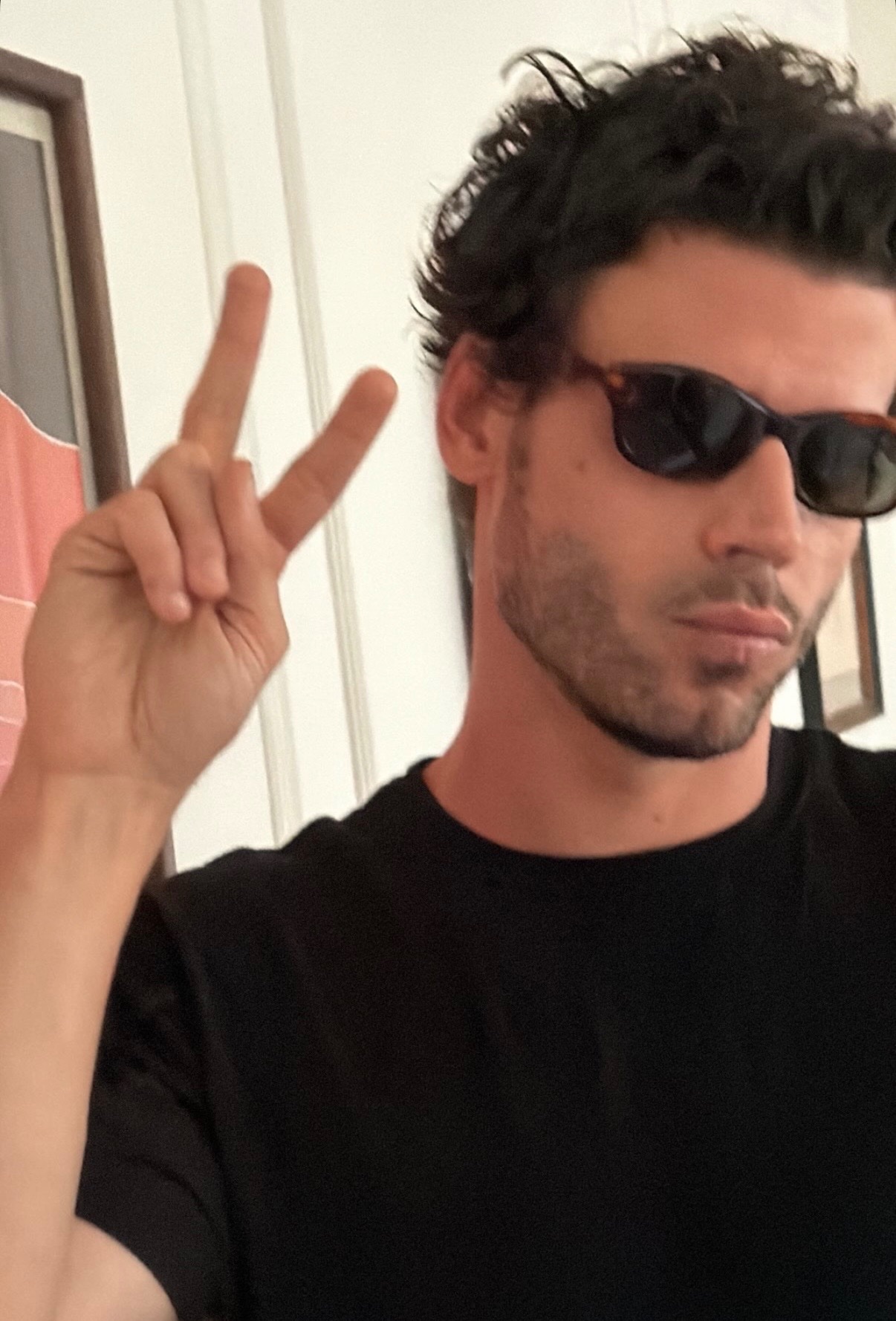François Arnaud Instagram限时动态 更新了一张新自拍 
