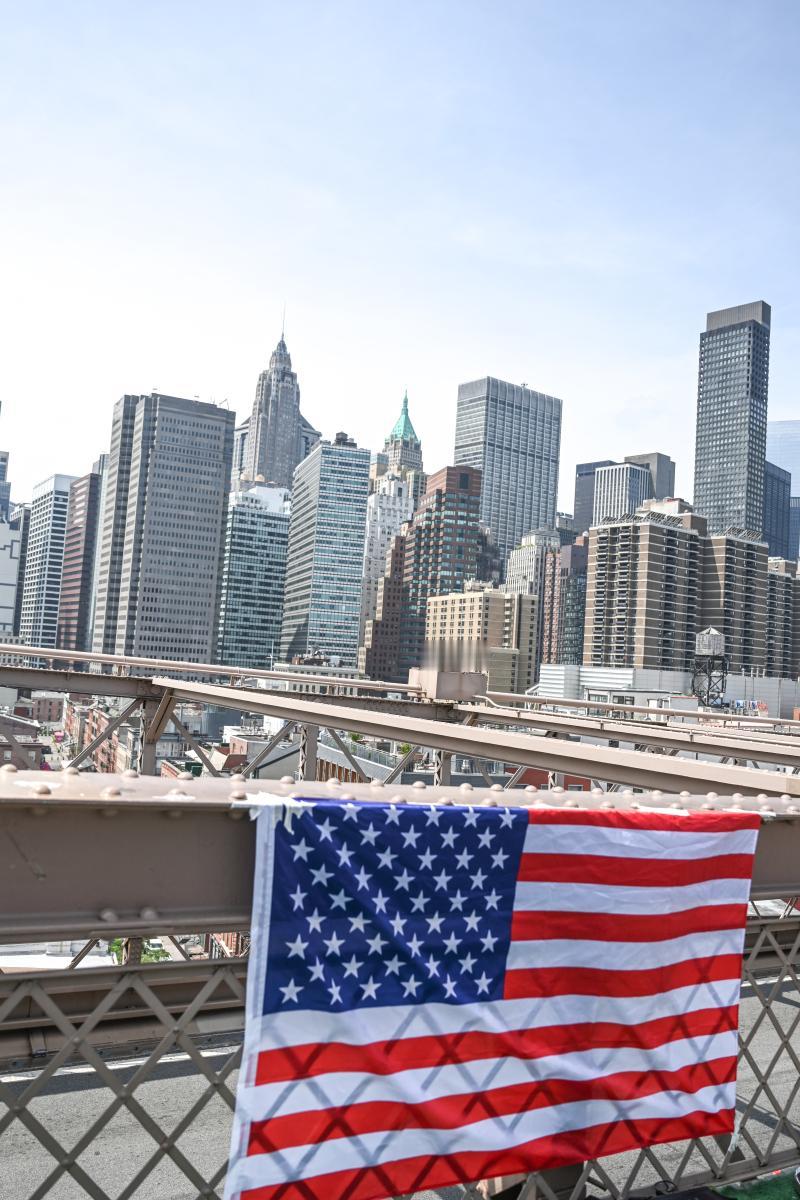 李在明向特朗普赠送金色王冠。分析点评：韩国向特朗普赠送金色皇冠的意义是什么？不得