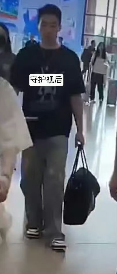 这图咋这么搞笑啊，雷雨晨保护好视后哈，好好给视后干活给视后拎包的大雷 