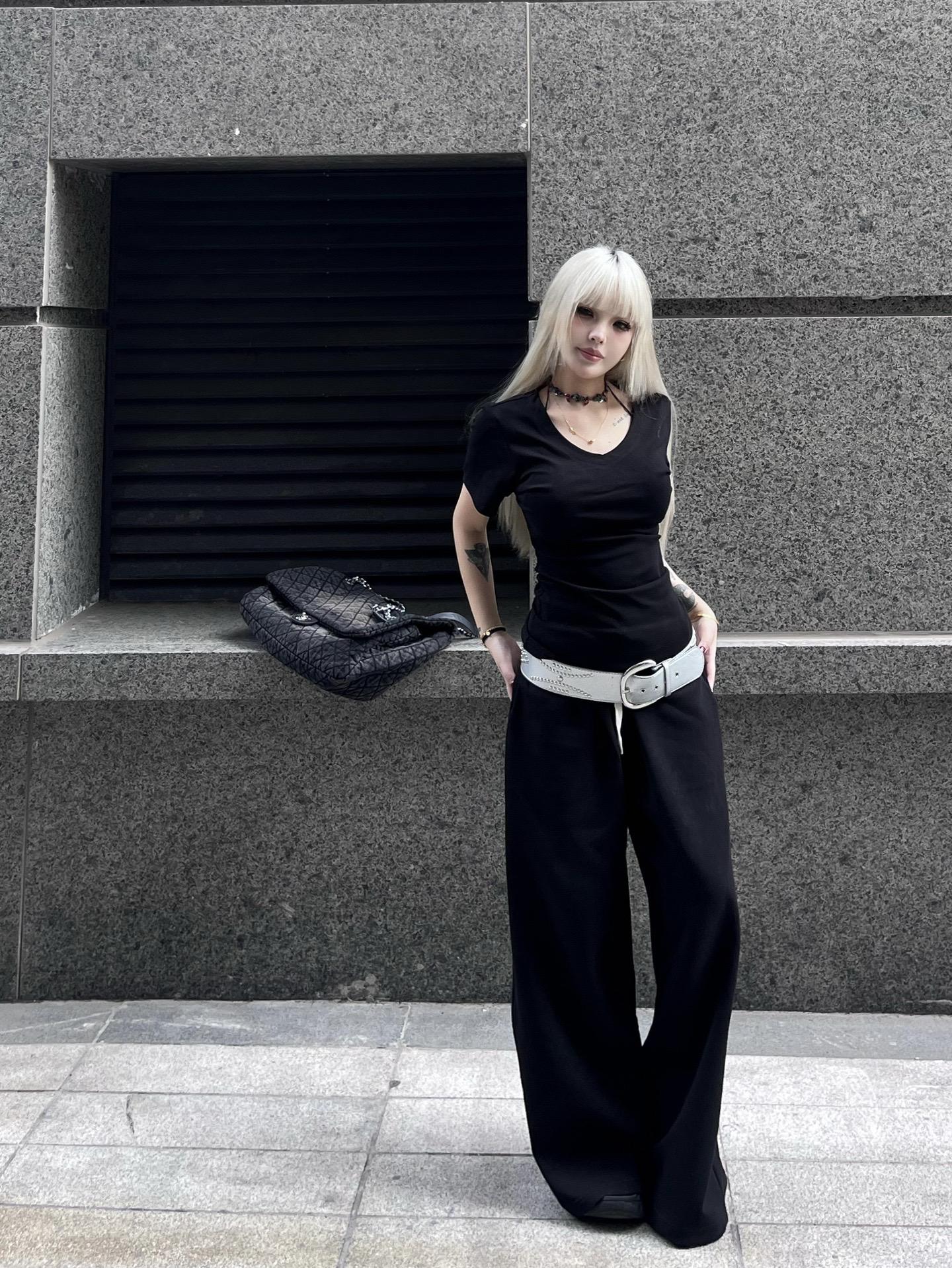 其实你自己知道 你根本就做不了玩弄别人感情的
坏女人 你只是一条得不到爱的小狗