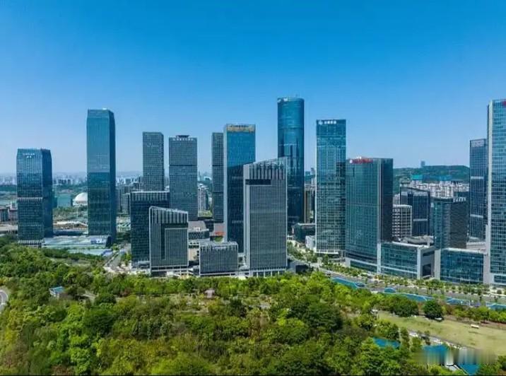 而且南宁的城市建设，已经好非常好的基础，强首府战略也需要做出一定的成绩来。

