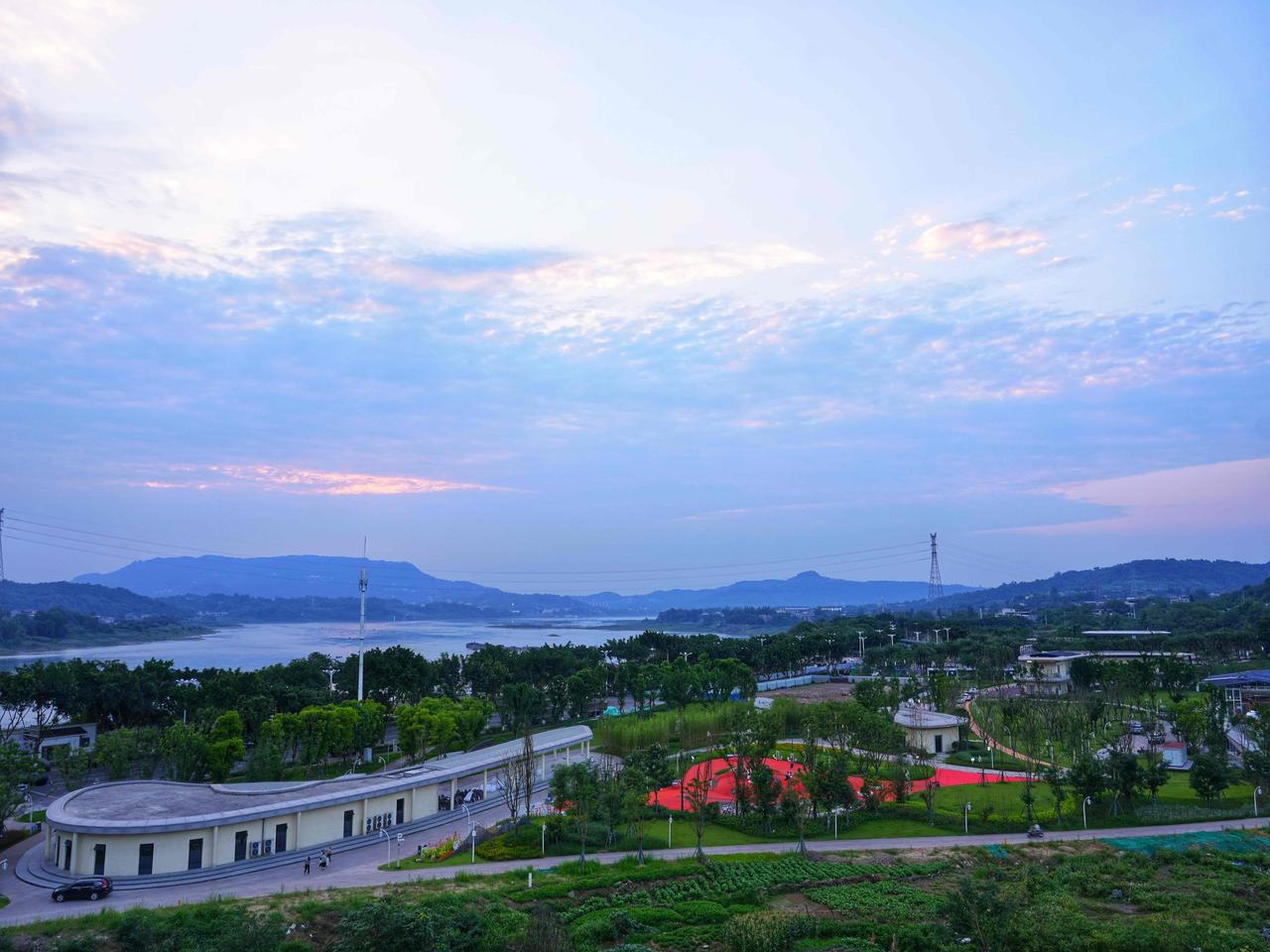 纳溪的夏日黄昏美景，躲在长江桥的晚风里
   夏天傍晚走纳溪长江大桥，真的太解乏