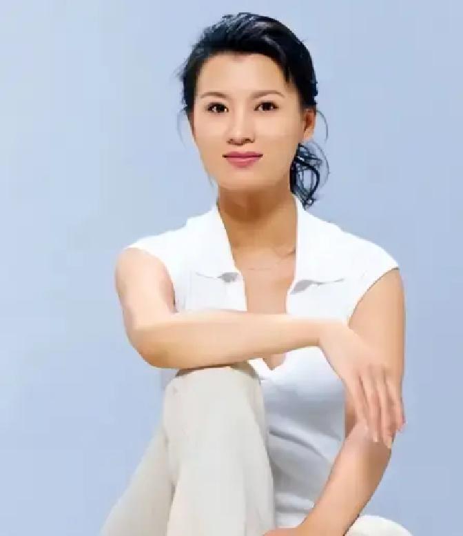 陈道明当众夸她是梦中情人，她转头就跟家里要来户口本，嫁给了比她大十岁且默默无闻的