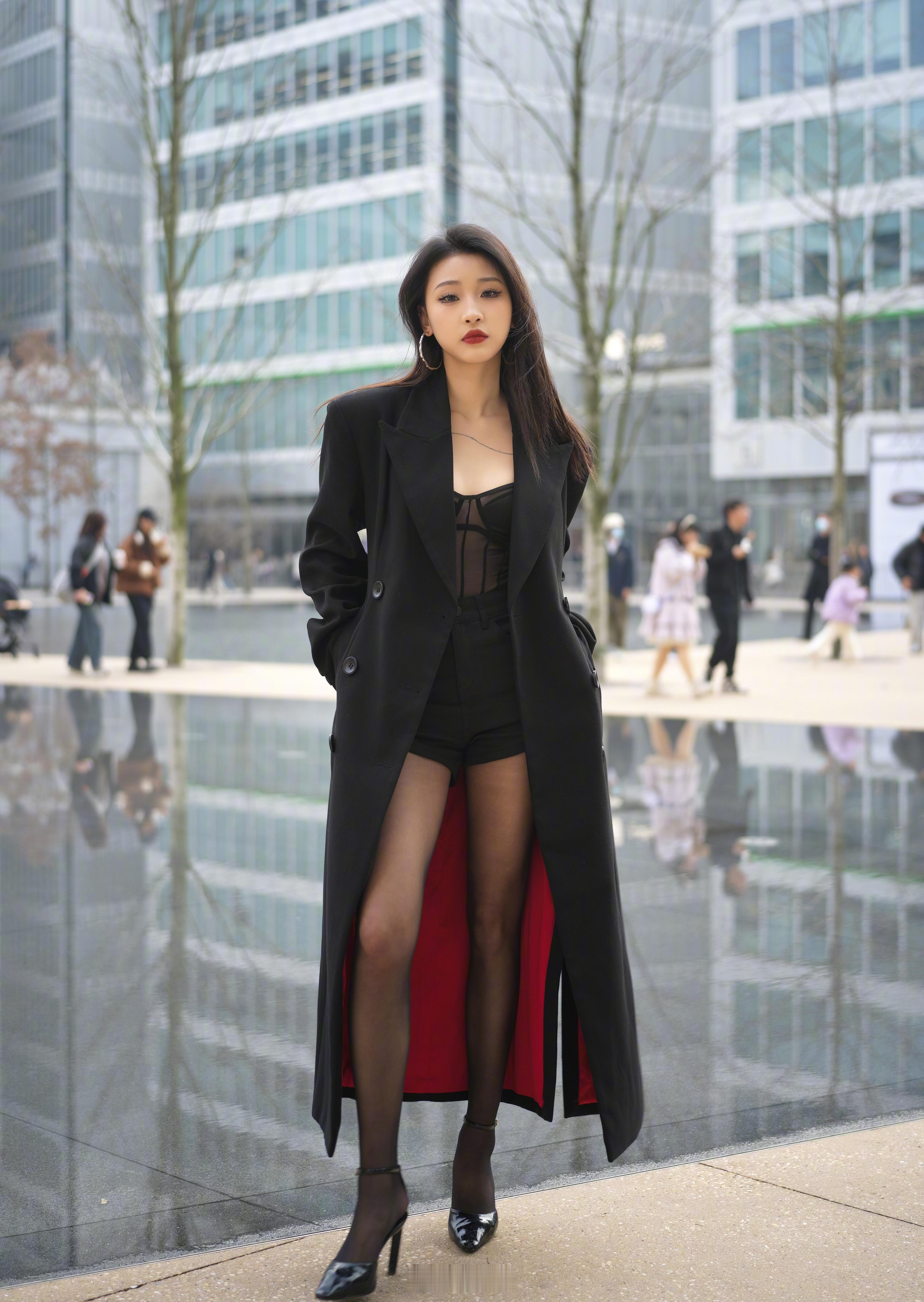 黑色风衣太酷了，女霸总气场 ​​​