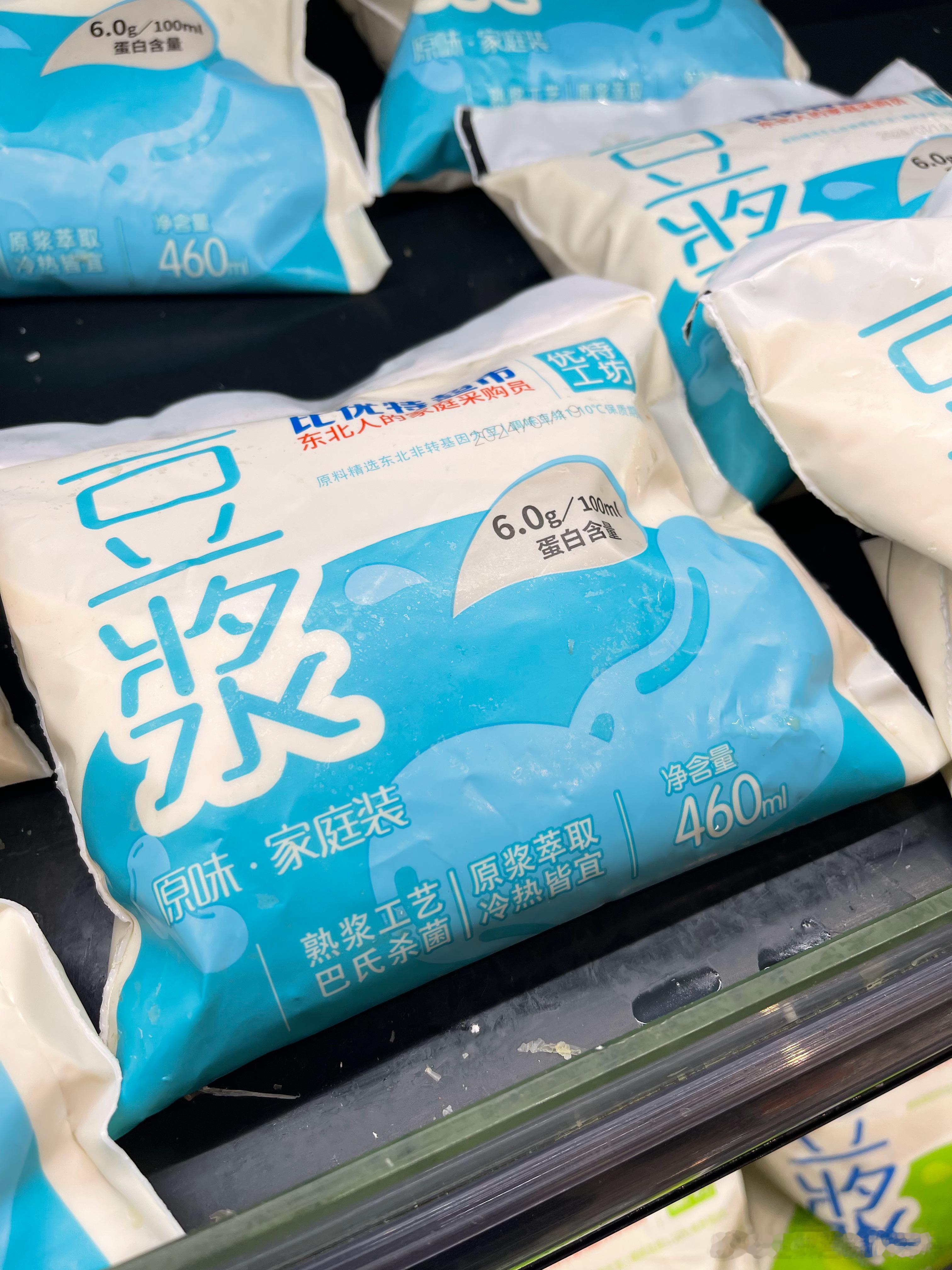 超市里的鲜豆浆已经像鲜奶一样常见了。但冷藏一包豆浆感觉没那么必要啊，毕竟回家打一